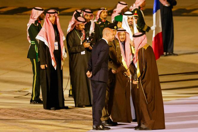Jean-Noël Barrot, au centre, lors d’un déplacement en Arabie saoudite, le 2 décembre.