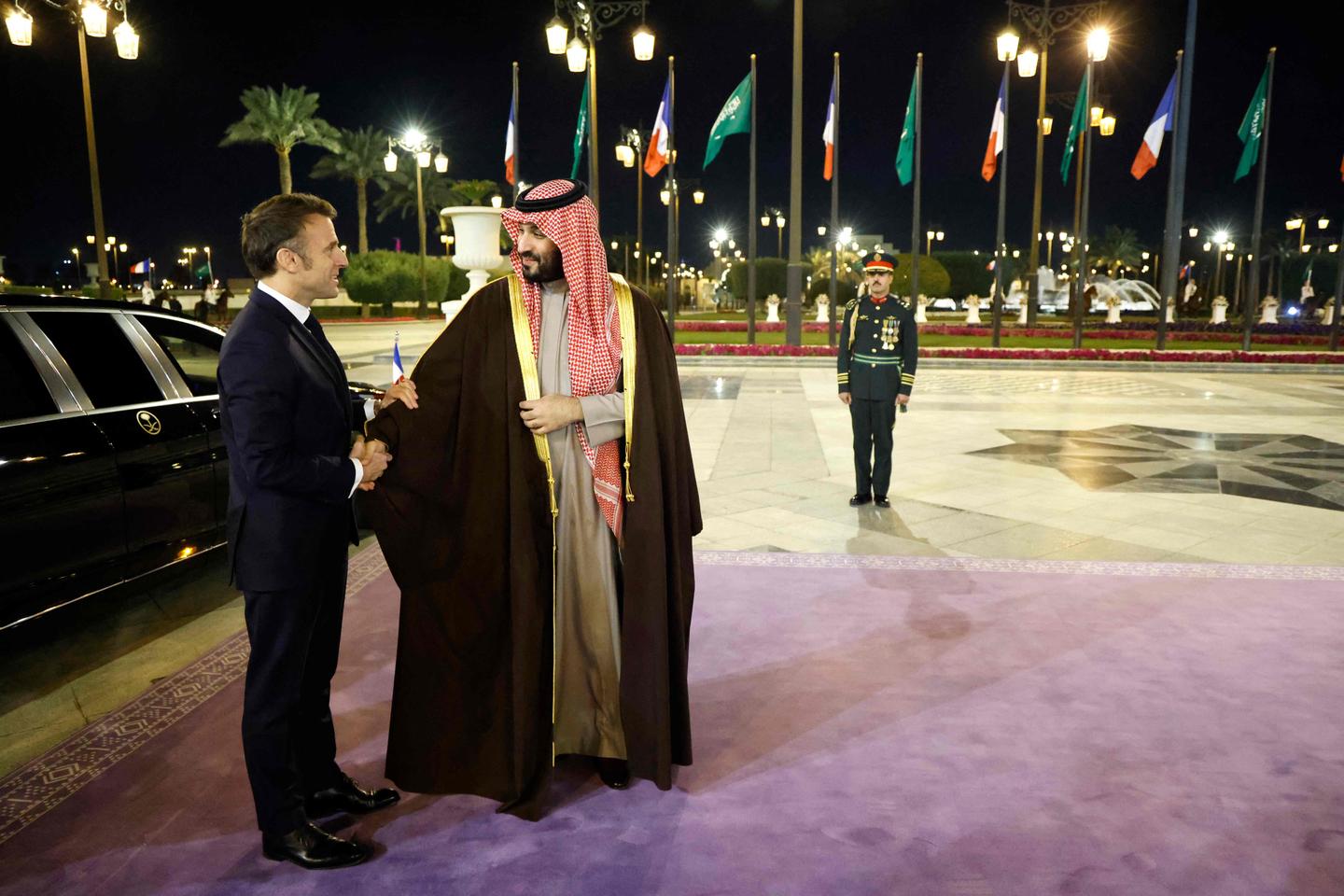 Macron, MBS, sign strategic partnership, call for elections in Lebanon