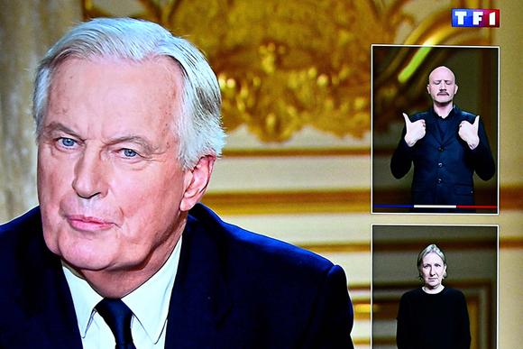 Le premier ministre, Michel Barnier, sur un écran lors d’une interview télévisée diffusée sur les chaînes de télévision françaises TF1 et France 2, à l’hôtel Matignon à Paris, le 3 décembre 2024.