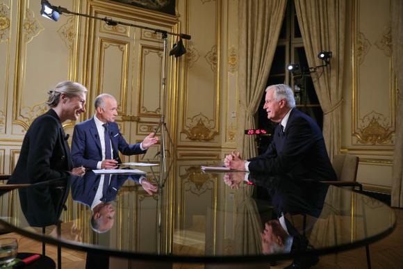 Le premier ministre, Michel Barnier, lors de l’entretien télévisé avec les présentateurs Gilles Bouleau et Anne-Sophie Lapix, pour les journaux télévisés de TF1 et de France 2, à l’hôtel Matignon à Paris, le 3 décembre 2024.