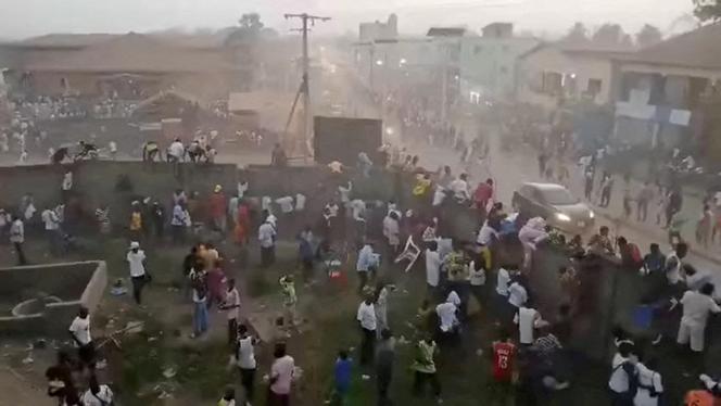 Movimento mortal de multidão durante uma partida de futebol no estádio 3-Avril em N'Zérékoré, Guiné, 1º de dezembro de 2024.