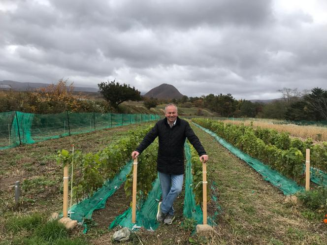 Etienne de Montille em seu vinhedo em Hokodate, na ilha japonesa de Hokkaido, em 2019.