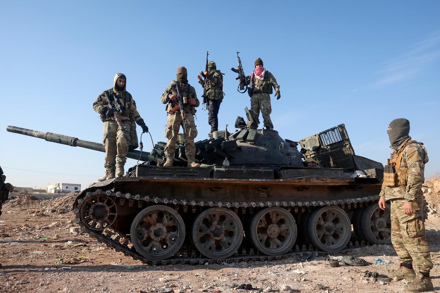Syria rebels 'at gates' of central city Hama