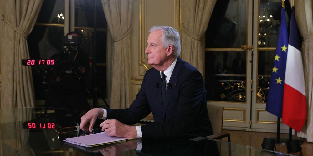 Le Premier ministre français Michel Barnier s’exprime lors d’une interview télévisée diffusée dans le journal du soir sur les chaînes de télévision françaises TF1 et France 2, à l’hôtel Matignon à Paris, le 3 décembre 2024.