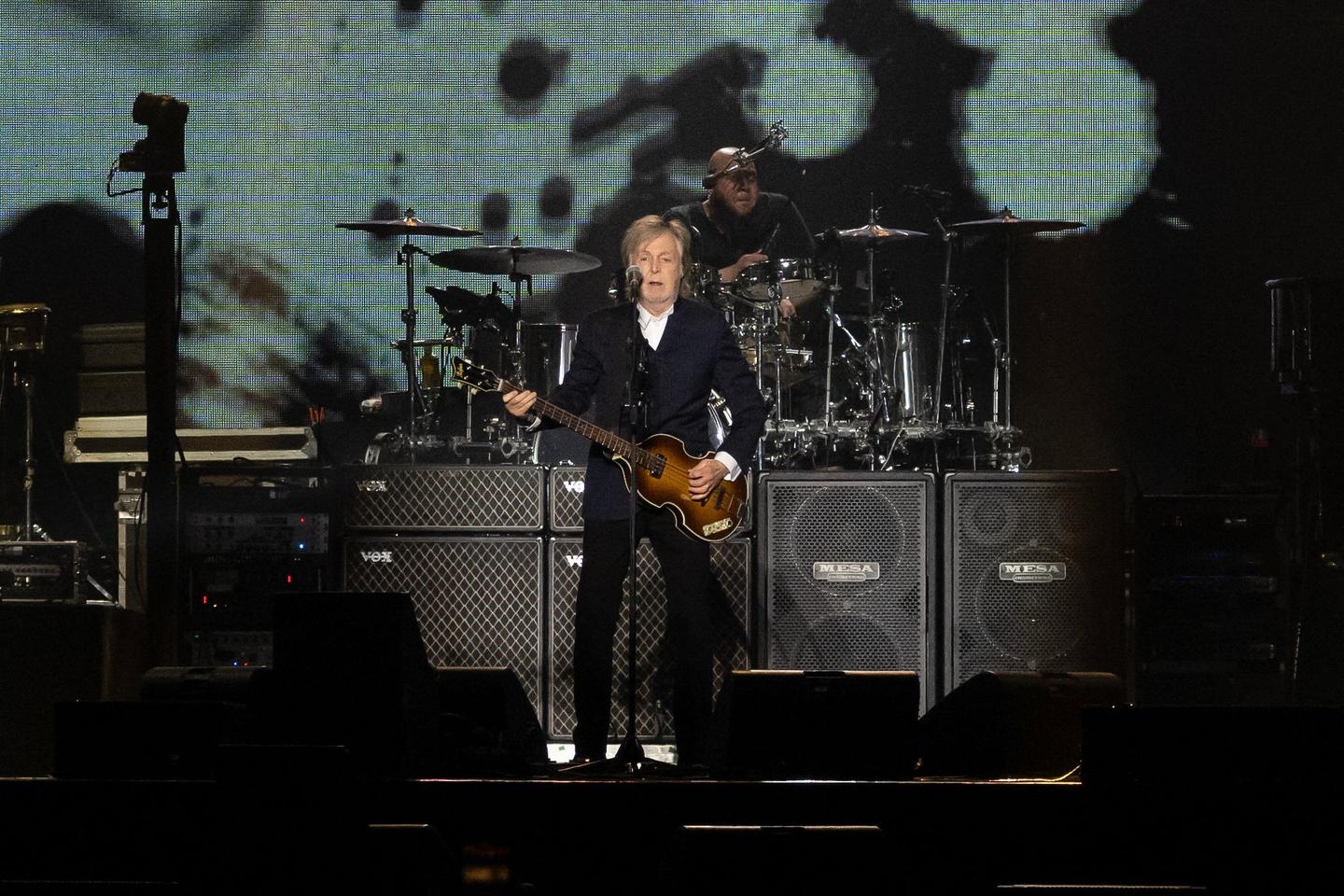 Paul McCartney cuts a fine figure at Paris concert