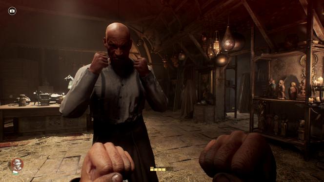 Quand Indiana Jones doit combattre, cela se fait généralement avec les poings plutôt qu’à couvert, une arme à feu à la main.