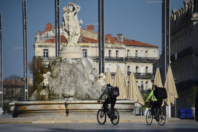 Des livreurs à vélo, place de la Comédie, à Montpellier, en mars 2020.