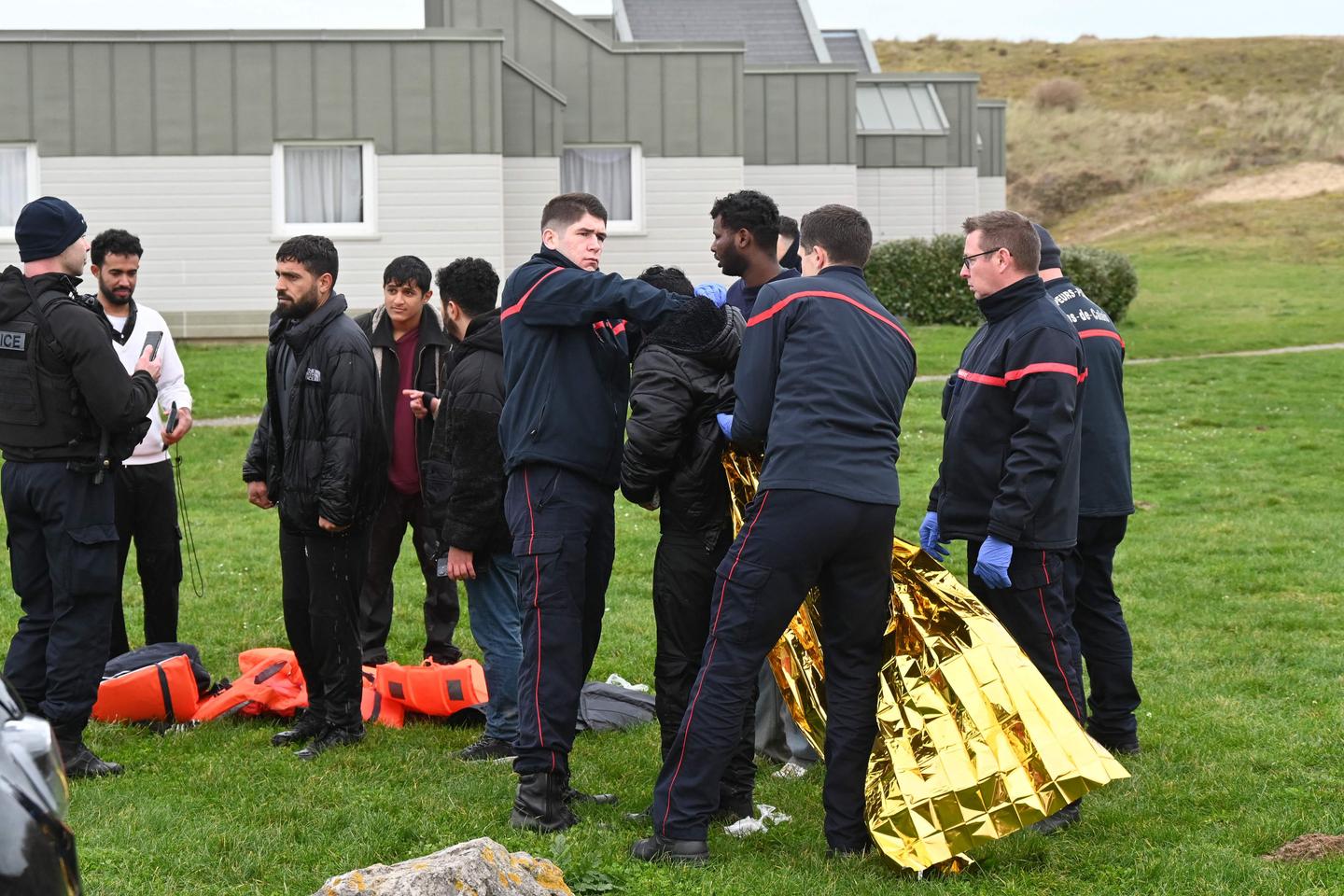 French Navy rescues 85 migrants trying to cross the Channel
