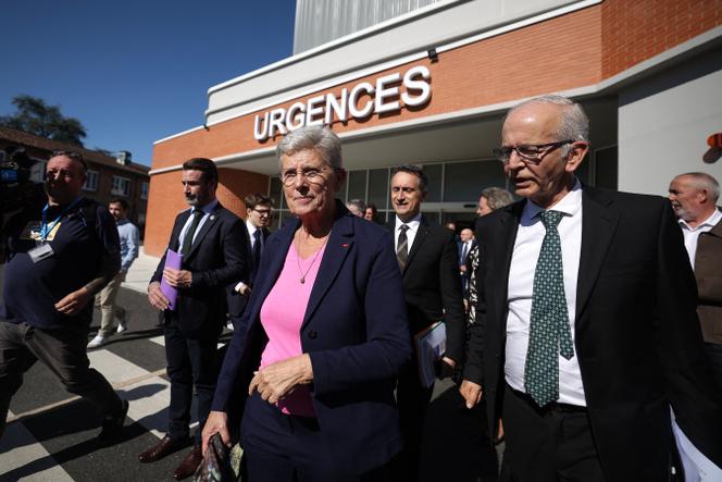 La ministre démissionnaire de la santé et de l’accès aux soins, Geneviève Darrieussecq, et le directeur de l’hôpital d’Albi, Alexandre Fritsch, à Albi, le 11 octobre 2024.