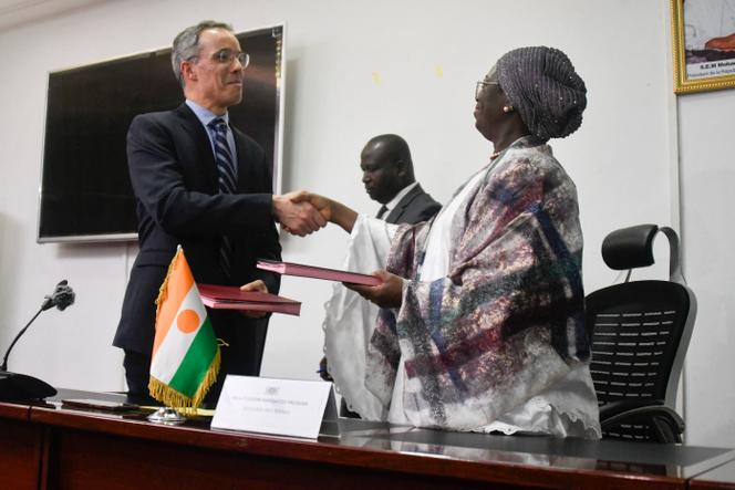 Nicolas Maes (à gauche), PDG d’Orano, et l’ex-ministre nigérienne des mines Ousseini Hadizatou Yacouba (à droite), à Niamey, le 4 mai 2023.