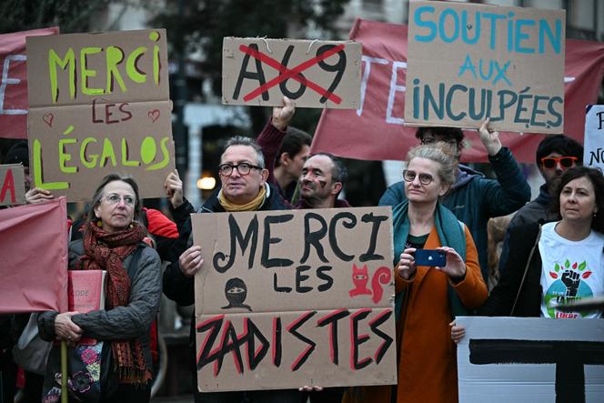 Des personnes, opposées à la construction de l’autoroute A69, se sont rassemblées devant l’audience du tribunal administratif de Toulouse pour protester contre la construction de l’autoroute A69, cinq jours après que le rapporteur public de Toulouse a demandé l’annulation de cette autorisation le 25 novembre 2024.