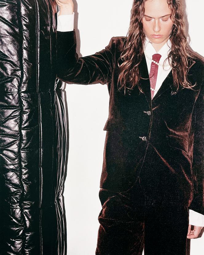  Veste Cassiopée et pantalon Celestin, en velours de coton, Soeur, 375 € et 275 € ; chemise Uniqlo.