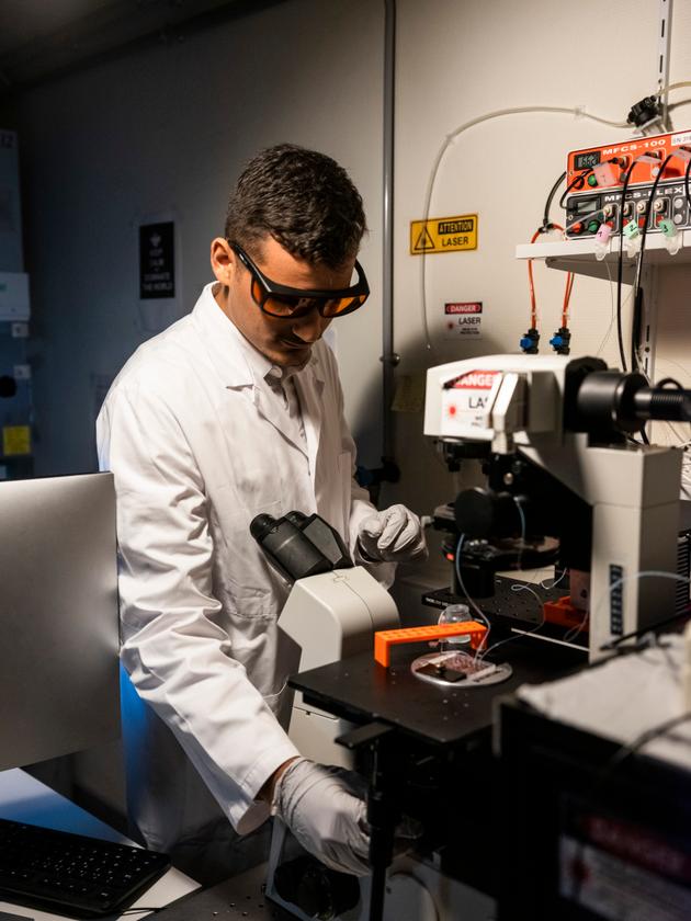 Radi Khodr, étudiant doctorant à l’IBMC de Strasbourg, produit des gouttelettes encapsulant chacune une bactérie, le 19 septembre 2024.