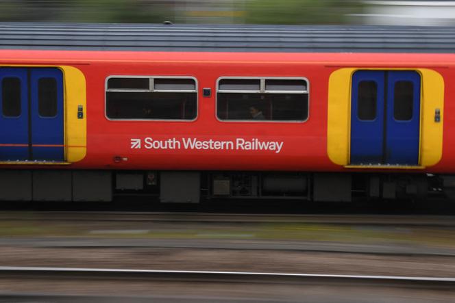 Des trains de la compagnie South Western passent devant la gare de Clapham Junction à Londres, le 20 mai 2021. 