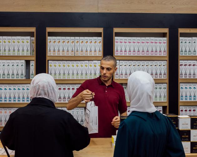 Mohammed Abou Radian, 37 ans, vendeur de parfum, dans sa boutique Eyfel du centre commercial Hebron Center. En Cisjordanie, le 16 octobre 2024.