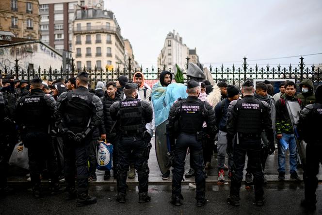 Evacuation de migrants hors de leur campement de fortune, à Paris, le 17 novembre 2022. 