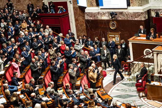 Les députés Rassemblement national applaudissent la présidente de leur groupe, Marine Le Pen, à l’Assemblée nationale, le 4 décembre 2024.