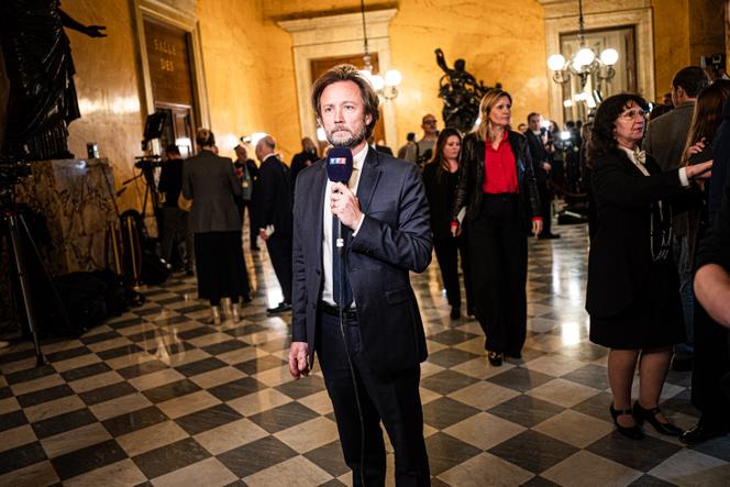 Le président du groupe socialiste, Boris Vallaud, à sa sortie des débats sur la motion de censure, à l’Assemblée nationale, le 4 décembre 2024. 