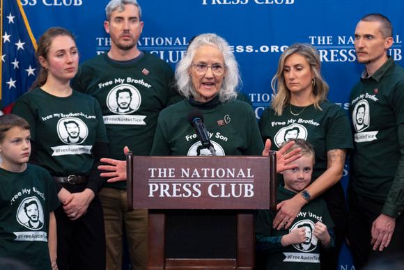 Debra Tice, la mère d’Austin Tice, entourée de ses enfants et de leurs familles, lors d’une conférence de presse au National Press Club, le vendredi 6 décembre 2024, à Washington. La famille continue de faire pression pour sa libération.