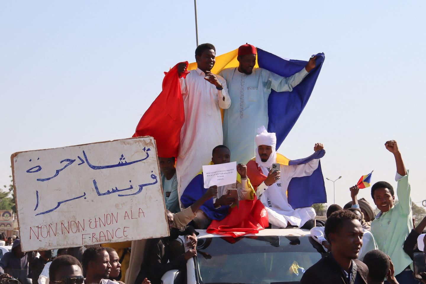 Hundreds in Chad call for French forces to leave