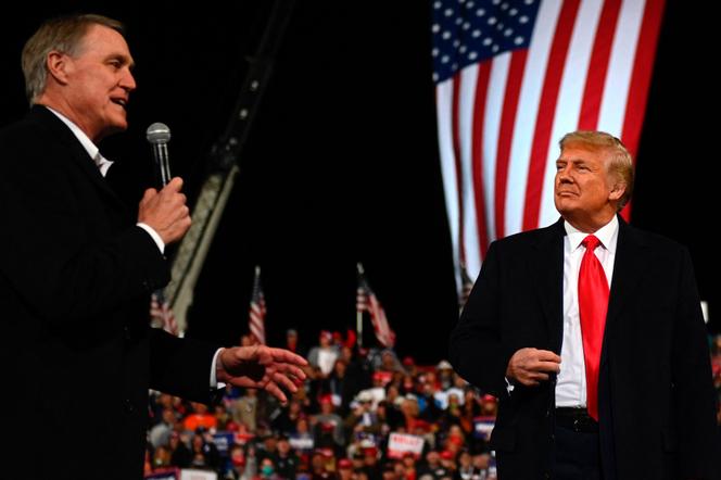 Le sénateur républicain David Perdue aux côtés du président américain, Donald Trump, lors d’un meeting en Géorgie, le 5 décembre 2020.