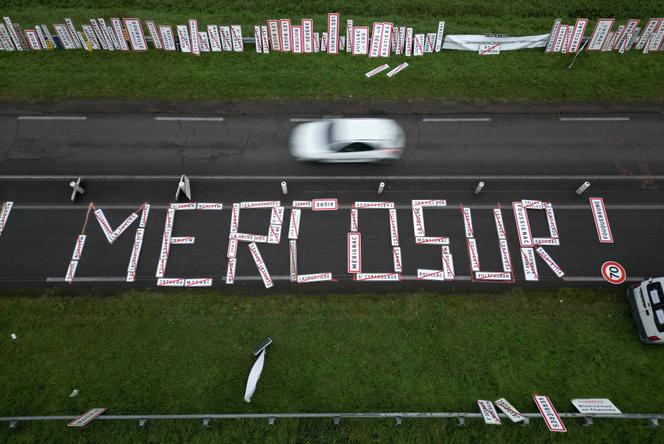 Lors d’une manifestation d’agriculteurs contre le Mercosur, près d’Angoulême, le 18&nbsp;novembre 2025.