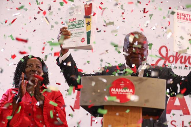 L’ancien président du Ghana et candidat à la présidence du National Democratic Congress (NDC), John Dramani Mahama, présente le manifeste du parti, à Winneba (Ghana), le 24 août 2024.