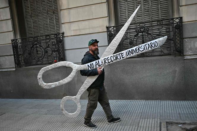 Marche de protestation contre l’ajustement budgétaire des universités publiques, à Buenos Aires, le 2 octobre 2024. Sur les ciseaux : « Non aux coupes dans les universités ».