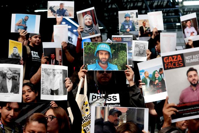 Jornalistas e estudantes de jornalismo mexicanos participam de uma manifestação de solidariedade aos seus colegas detidos, desaparecidos e mortos em Gaza, durante a Feira Internacional do Livro em Guadalajara, México, em 5 de dezembro de 2024.