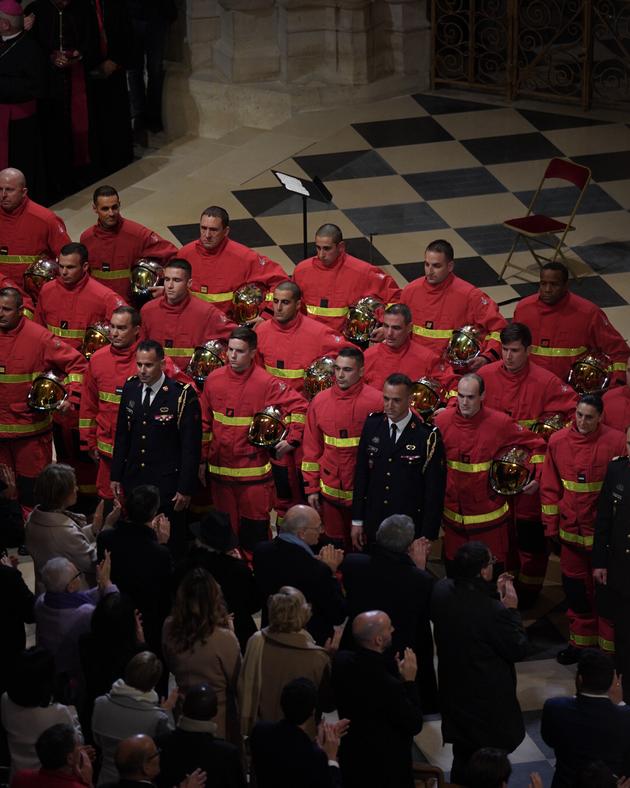Ovation in the cathedral for firefighters and workers.