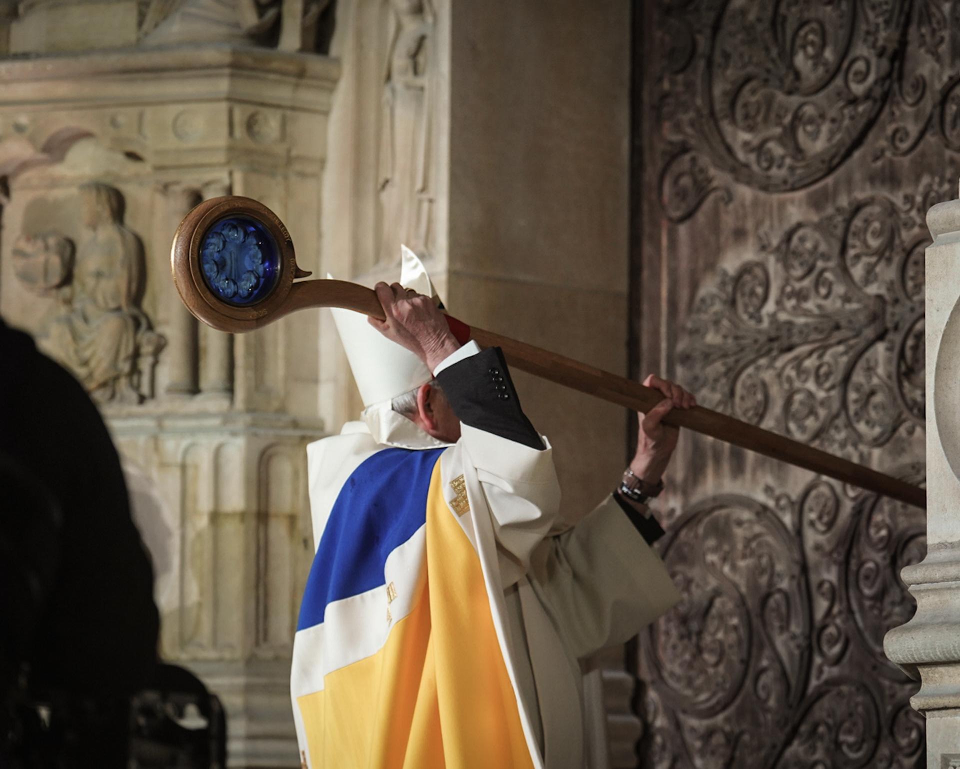 Archbishop Ulrich of Paris knocks on the cathedral doors with his staff to open them.