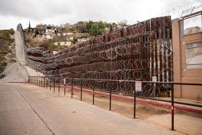 Frontière entre le Mexique et les États-Unis, à Nogales, en 2019, par Robert Bushell.