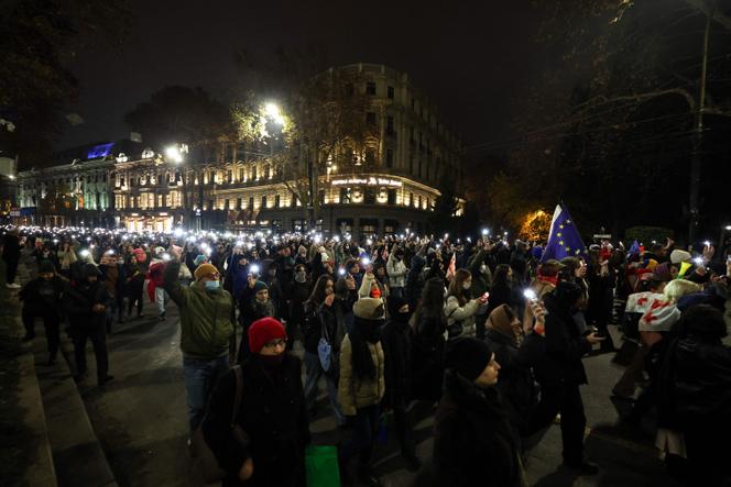Des manifestants pro-européens à Tbilissi, en Géorgie, le 7 décembre 2024.