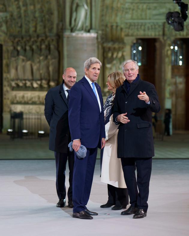 Le premier ministre démissionnaire Michel Barnier et l’ancien secrétaire d’Etat américain John Kerry sur le parvis de Notre-Dame de Paris, lors de la cérémonie de réouverture de la cathédrale, le 7 décembre 2024.