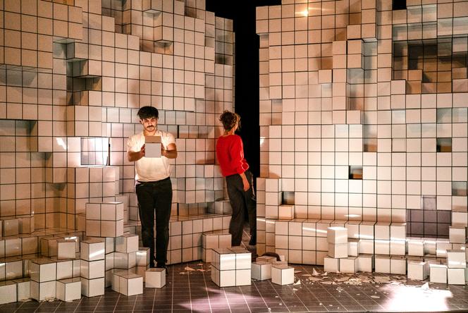 Bérenger (Thomas Cordeiro) et Daisy (Maïka Radigalès) dans « Rhinocéros », d’après Ionesco, mis en scène par Bérangère Vantusso, au Théâtre de la Manufacture – CDN de Nancy, en janvier 2024.