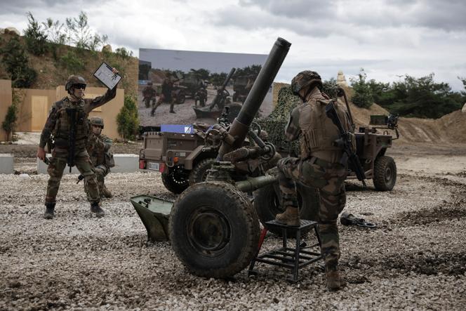 Des soldats français présentent du matériel au salon de la défense Eurosatory, à Villepinte (Seine-Saint-Denis), le 16 juin 2024.