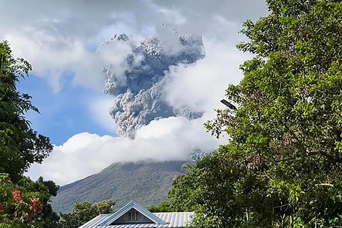 Mass evacuation of Philippine villages underway after a brief but major volcanic eruption