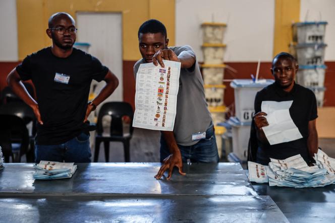 Dans un bureau de vote lors du dépouillement à Windhoek (Namibie), le 1ᵉʳ décembre 2024.
