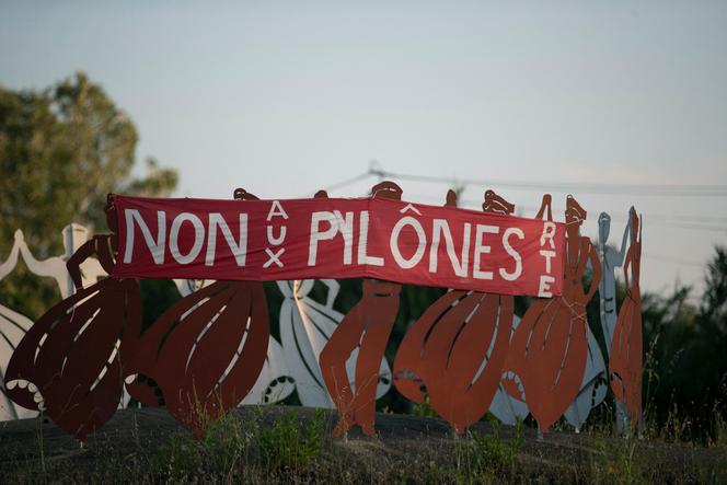 Une banderole témoigne de l’opposition au projet de ligne électrique aérienne de 400 000 volts de Réseau de transport d’électricité (RTE) sur le Gard et la Camargue pour aider à décarboner le site industriel de Fos-sur-Mer, à Fourques, le 5 juin 2024.