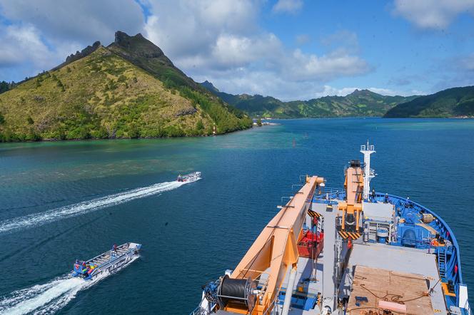 O navio cargueiro “Aranui-5” se aproximando de Rapa, Polinésia Francesa, 7 de novembro de 2024.