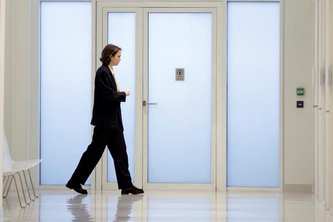 L’actrice Adèle Haenel quitte le palais de justice de Paris, le 10 décembre 2024.