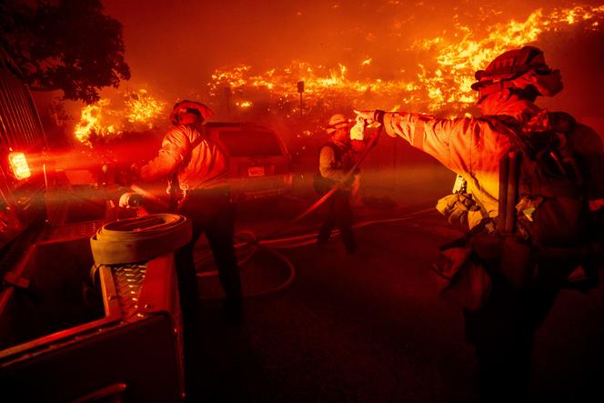 Bombeiros, em Malibu (Califórnia), 10 de dezembro de 2024.