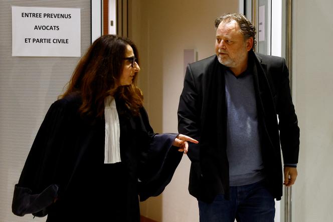 Ο Γαλλικός Διευθυντής Κινηματογράφου Christophe Ruggia και ο δικηγόρος του Orly Rezlan στο Ποινικό Δικαστήριο του Παρισιού, Γαλλία, 10 Δεκεμβρίου 2024.