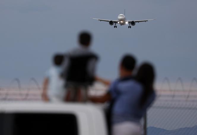 Les auteurs d’une étude publiée mardi 10 décembre dans « Nature Communications » pointent l’augmentation du nombre de véhicules privés et, surtout, le rôle de l’aviation, qu’ils décrivent comme « le talon d’Achille des émissions du tourisme mondial ». 
