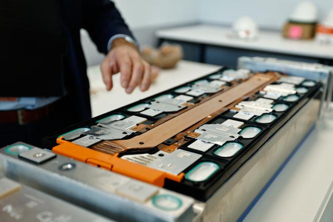 Une batterie dans la gigafactory d’Automotive Cells Company (ACC), qui produit des batteries lithium-ion pour véhicules électriques, à Douvrin (Nord), le 2 décembre 2024.
