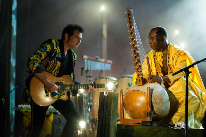 Toumani Diabaté (à droite) en compagnie de Matthieu Chedid, lors de la 24e édition du Festival Blues passions à Cognac, le 5 juillet 2017.
