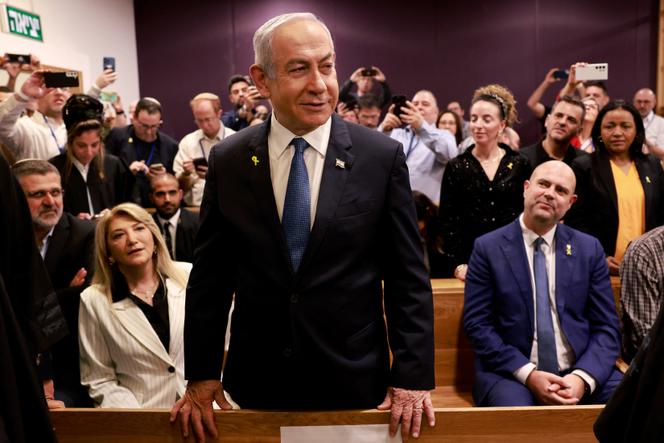 O primeiro-ministro israelense, Benjamin Netanyahu, participa de uma audiência durante seu julgamento por corrupção no tribunal de Tel Aviv, em 10 de dezembro de 2024.