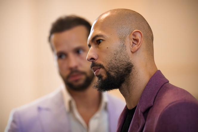 Andrew Tate, à droite, se tient à côté de son frère Tristan, à gauche, dans le bâtiment de la cour d’appel de Bucarest, en Roumanie, mardi 10 décembre 2024. 