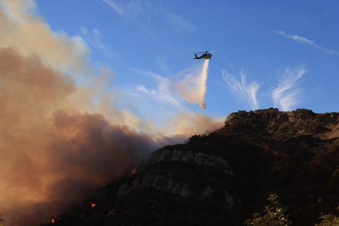Um helicóptero de combate a incêndios em Malibu, Califórnia, 10 de dezembro de 2024.