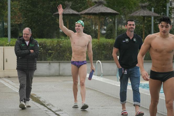 Léon Marchand (au centre) aux Interclubs de Montauban (Tarn-et-Garonne), le 10 novembre 2024.